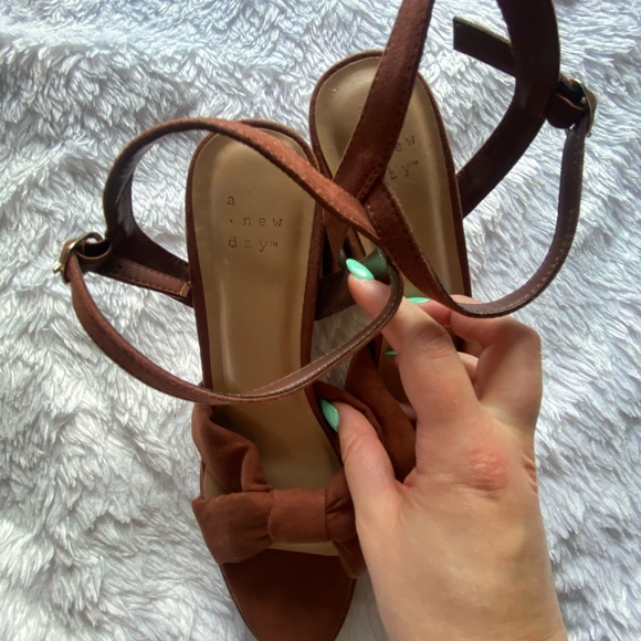 A new day Elegant Brown Platform Sandals - Picture 5 of 6